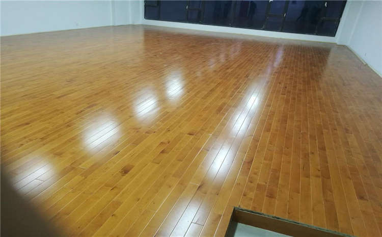 22厚羽毛球館木地板造價是的多少？