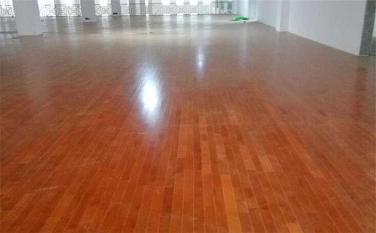 硬木企口籃球場木地板多少錢一平米？