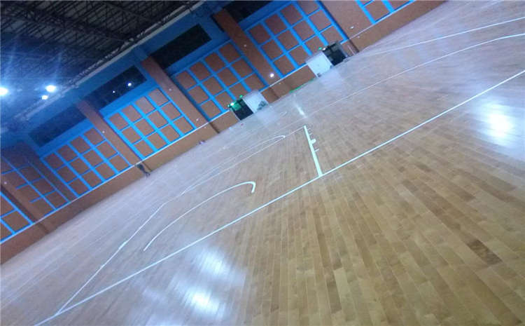 松木排球館木地板多少錢一平米？