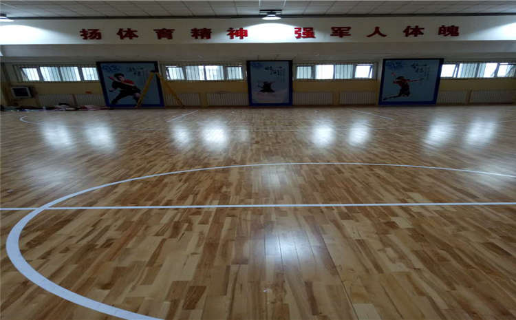 俄勒岡松籃球場地木地板怎么翻新？